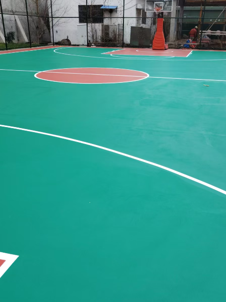 易县 球场长期使用易出现地面开裂